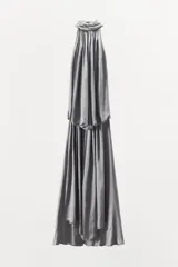 Vestido midi de tejido satinado color gris, con cuello halter, hombros descubiertos, abertura en el pecho, tirantes finos cruzados en la espalda y capa combinada a tono.