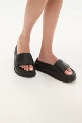 Sandalias negras tipo slide con plataforma.