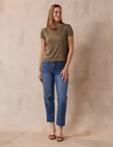 Remera azul marino de algodón y viscosa, de corte clásico y manga corta.