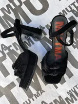 Sandalias de terciopelo color borgoña con correa trasera ajustable, doble moño en la punta y taco de 10,5 cm de altura.