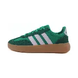 Zapatillas urbanas Adidas Barreda Decode, color verde con detalles en blanco y suela marrón.