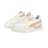 Championes Puma Cali Dream Leather, color blanco con detalles en rosa y beige.