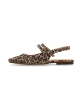 Mocasín con estampado animal print, con punta cuadrada y dos tiras sobre el empeine con hebillas doradas.