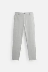 Pantalón negro de corte slim fit, confeccionado en tejido elástico. Cuenta con cintura elástica, bolsillos frontales y traseros de vivo. Cierre frontal con cremallera y botón.