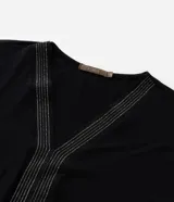 Blusa negra de viscosa con escote en V, mangas cortas y detalle de hilo metalizado en el frente.