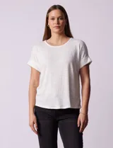 Remera color durazno con textura y espalda con aplique de botones.
