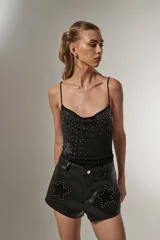 Body negro entallado de poliéster con breteles finos, cuello drapeado y apliques de strass.