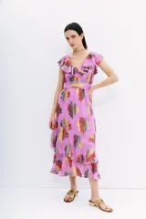 Vestido midi sin mangas de viscosa con jacquard en lurex multicolor. Escote en V con volados tanto en la parte delantera como en la trasera.