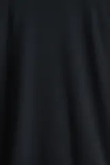 Remera entallada de manga larga, color negro, con escote redondo ribeteado.