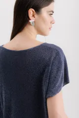 Blusa color beige de tejido de punto con lurex, de mangas cortas y corte holgado.