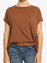 Remera marrón de manga corta con cuello amplio y corte holgado.