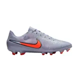 Championes de fútbol Nike Tiempo Legend 10 Academy, color rosa degradado a blanco, con swoosh negro texturizado. Presentan tacos moldeados en la suela y una lengüeta de ajuste con logo Nike.