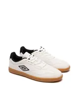 Championes urbanos Umbro Track, color blanco con detalles en negro y suela marrón.