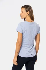 Remera color beige con estampado de aves en tonos celeste, lila y dorado.