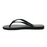 Ojotas negras de goma con tiras finas.