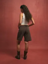 Short de jean celeste con efecto lavado, corte recto y largo hasta la rodilla.