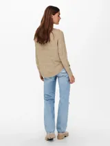 Sweater color beige de tejido acanalado, con cuello redondo y manga larga.