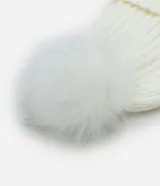 Gorro de lana color blanco con textura acanalada y pompón de pelo sintético en la parte superior.