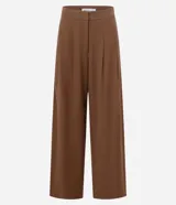 Pantalón de vestir marrón con finas rayas verticales blancas, de corte recto y tiro alto. Se ajusta a la cintura con cinturón de cuero marrón.