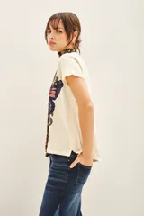 Remera de calce holgado confeccionada en jersey de algodón color crudo, con estampa central de mariposa con detalles bordados y lentejuelas.