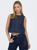 Top de denim azul oscuro sin mangas con cuello redondo y corte holgado. Incluye cierre trasero con cremallera.