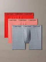 Pack de tres bóxer brief Calvin Klein, confeccionados en mezcla de poliéster y elastano. Incluyen cintura elástica con el logo distintivo de la marca. El pack incluye un bóxer rojo liso, uno rosa liso y uno gris a rayas horizontales.