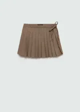 Minifalda marrón con estampado pata de gallo, corte evasé, tiro medio, tablas y lazo lateral.