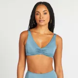 Top de bikini azul con escote en V y detalle de fruncido en el centro del busto.