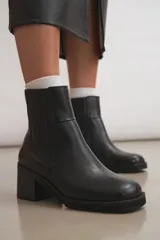 Bota corta negra de cuero con elásticos laterales y taco ancho.
