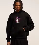 Buzo hoodie negro de algodón con estampa de Kuromi con llamas en el pecho y bolsillo canguro.