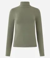 Blusa blanca de algodón con cuello alto y mangas largas.