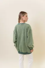 Sweater de mujer color lila con efecto lavado vintage, de calce oversize, cuello redondo y terminaciones acanaladas.