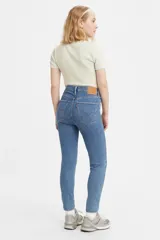 Jeans de tiro alto color celeste, ajustados en cadera y muslos, con pierna súper ajustada y rotura en la rodilla.