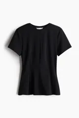 Remera negra entallada de punto interlock pesado, con cuello redondo, mangas cortas, pinzas en la cintura y bajo acampanado.