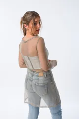 Vestido plateado de red con mangas largas.
