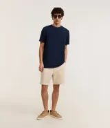 Remera masculina de manga corta, cuello redondo y textura acanalada, color beige claro.