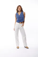 Pantalón blanco de corte recto, con bolsillos laterales y traseros. Se ajusta a la cintura con cinturón de cuero marrón.