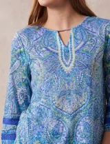Blusa estampada marca Ruby Rd, con cuello redondo y escote en V con aplique metálico. Mangas ¾ con aplique de crochet.