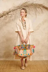 Vestido túnica color beige de lino, corte recto y mangas cortas.