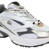 Championes urbanos Lacoste modelo Neo Shot, color blanco con detalles en negro, gris y dorado. Presentan el logo de la marca en el lateral y suela con textura.