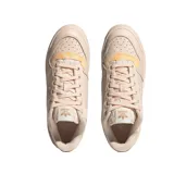 Zapatillas Adidas Forum Bold Her Vegan color beige con detalles en amarillo y suela de plataforma.