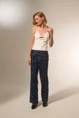 Musculosa negra de breteles finos, con escote en V y pinzas en el busto.