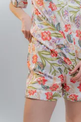 Conjunto de pijama de algodón a rayas verticales rosas y blancas, con detalles en celeste. Incluye camisa de manga corta con botones y bolsillo en el pecho, y shorts con cintura elástica.