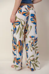 Pantalón de corte recto con cintura elastizada y cordón ajustable, con estampado de rayas verticales multicolores.