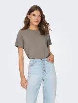 Camiseta básica color gris topo de algodón con cuello redondo, manga corta y calce regular.