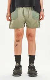 Short de baño verde militar con bolsillos laterales y traseros, cintura elástica con cordón ajustable y calce regular.