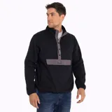 Buzo negro con cuello alto con botones a presión grises, bolsillo tipo canguro con solapa gris y logo de la marca en la solapa.