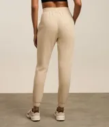 Pantalón deportivo color morado, de algodón y poliéster, con cintura elástica y bolsillos laterales.