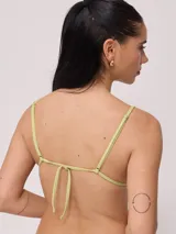 Top de bikini triangular color fucsia, con tirantes finos y espalda ajustable.