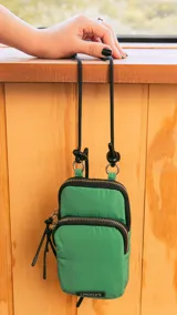 Bandolera porta celular color azul con efecto denim, con dos compartimentos con cierre y correa regulable de elástico.
